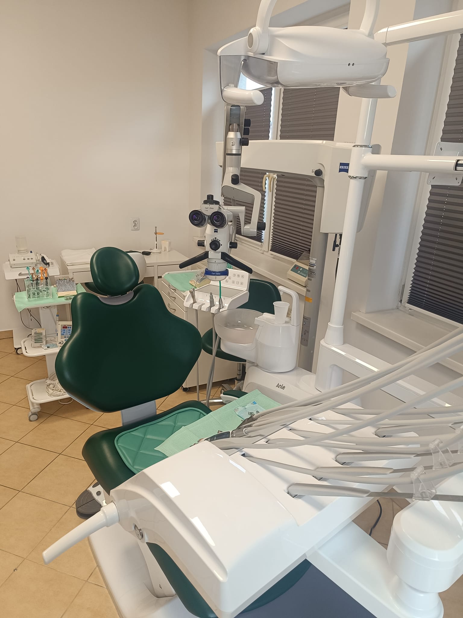 Stanowisko zabiegowe z mikroskopem i unitem stomatologicznym